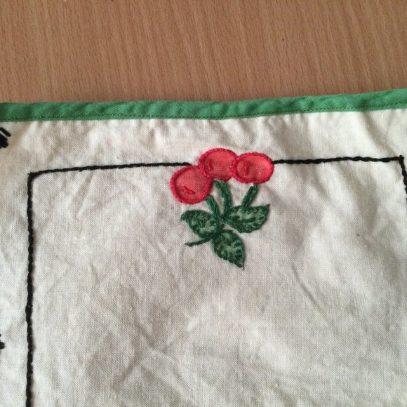 Beautiful hand embroidered 2 table napkins and 1 table runner fruits decoration - Picture 6 of 8